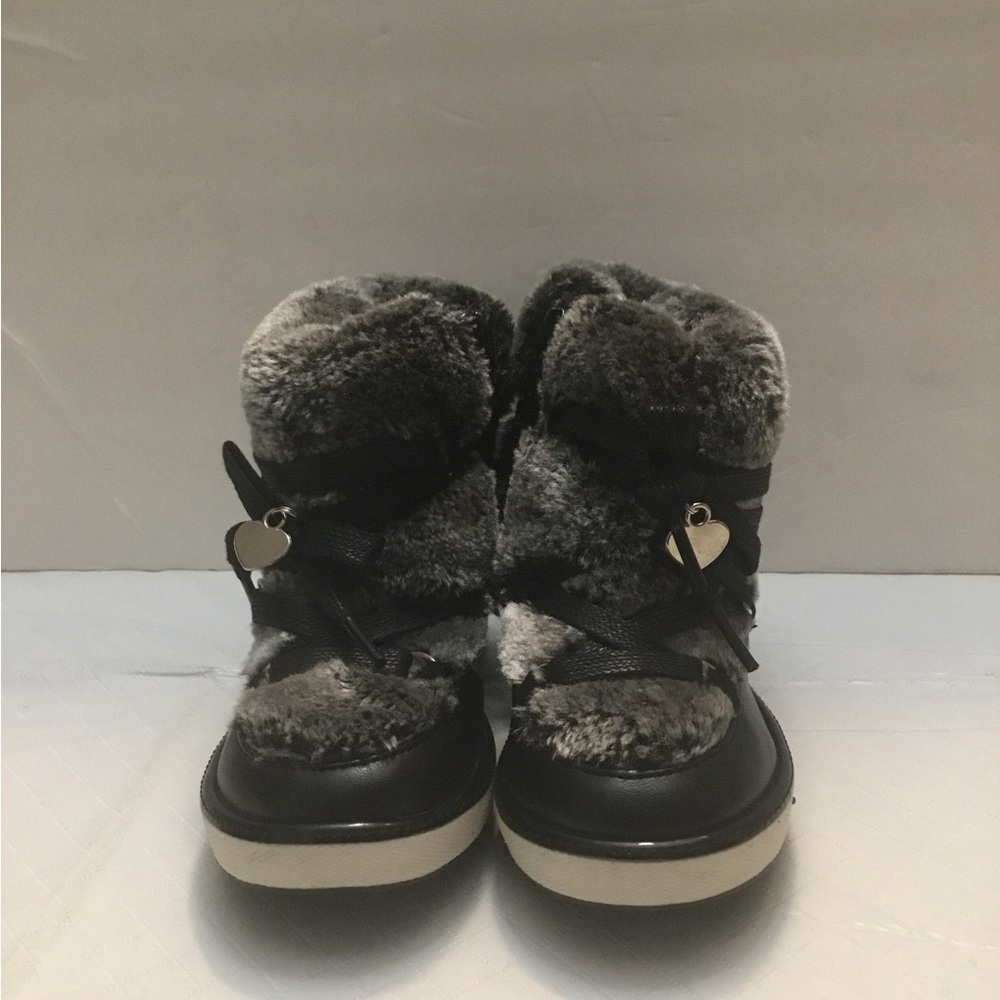 ARIANA snowboots Cozy Faux-Fur Kids Winter Boots with Heart Charm in Gray